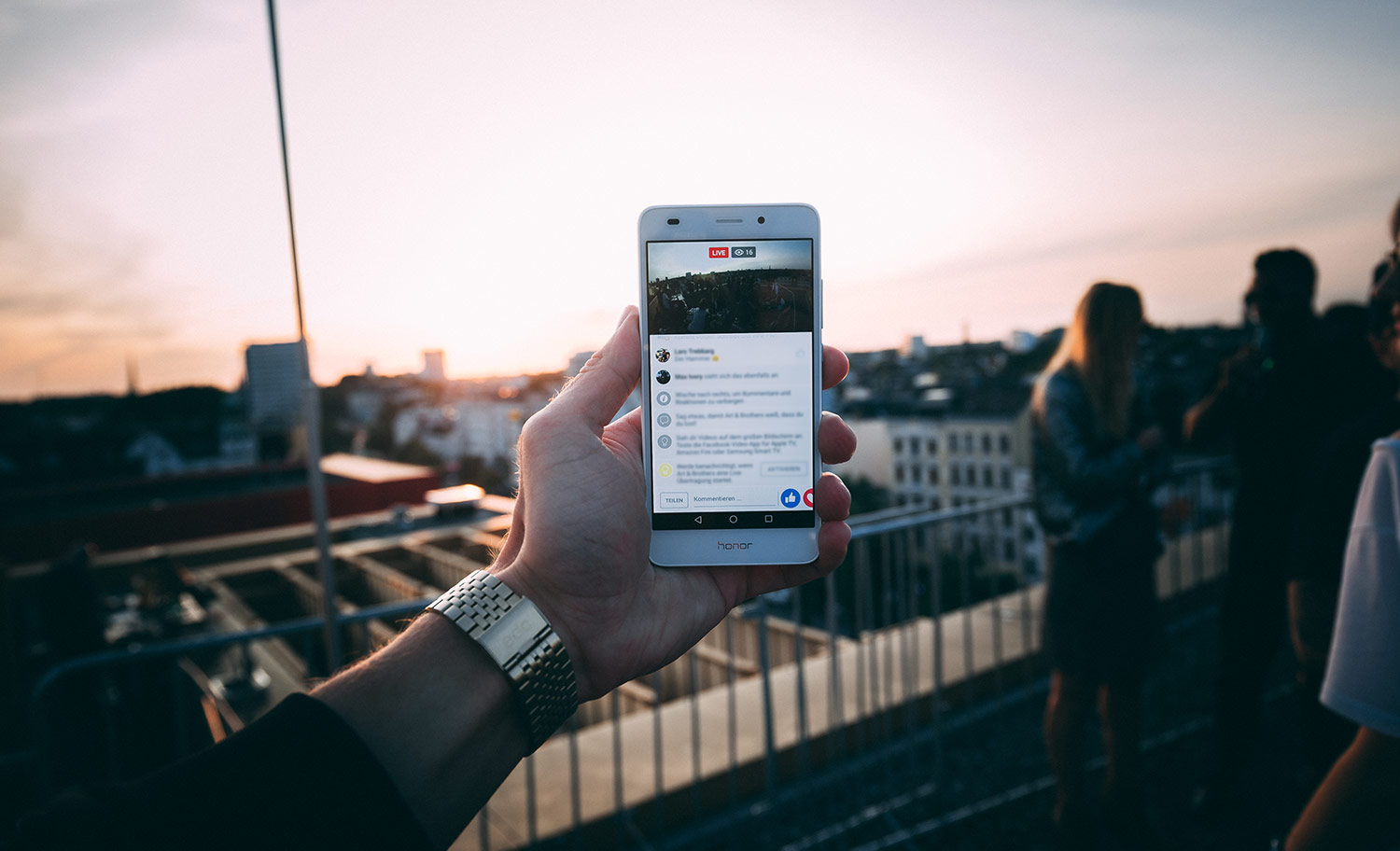 Livestream Rooftop Handy Über den Dächern der Reeperbahn - Sundowner mit DJ auf dem Dach des Klubhaus